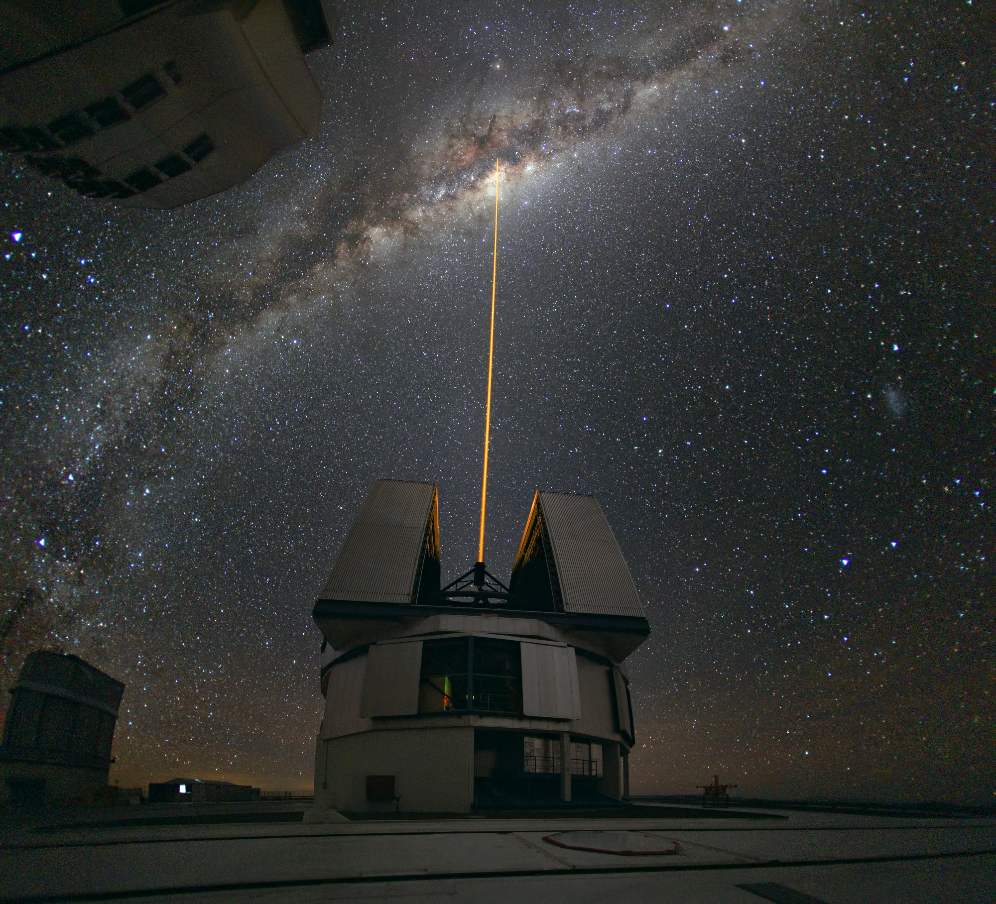 Laser_Towards_Milky_Ways_Centre.jpg